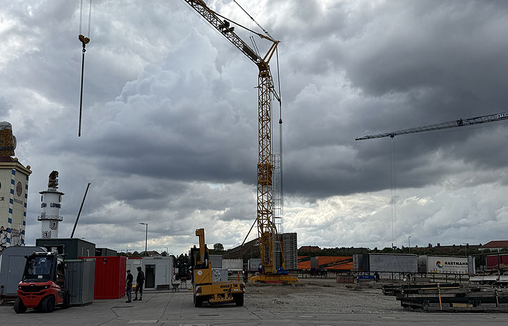 Aufbau Oktoberfest 2025, Tag 10 - Käfer Schenke wird mit Kränen errichtet (©Foto: Martin Schmitz) 